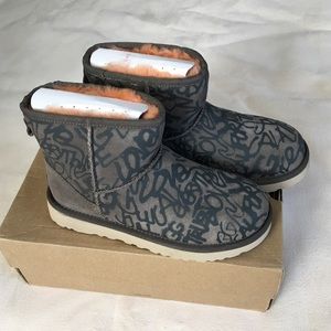 UGG CLASSIC STREET GRAFFITI MINI BOOT